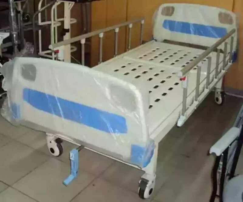 Single Crank manual ABS hospital bed with Drip Stand & Castors